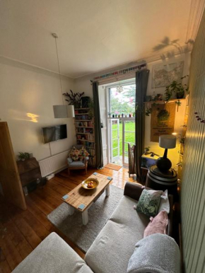 Quirky apartment in the heart of Leith with garden
